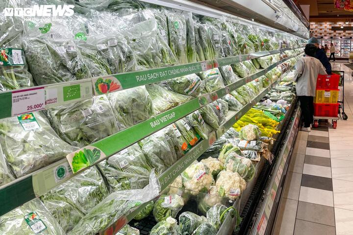 Tại nhiều siêu thị, nguồn cung các mặt hàng thực phẩm vẫn dồi dào. (Ảnh: Minh Đức).