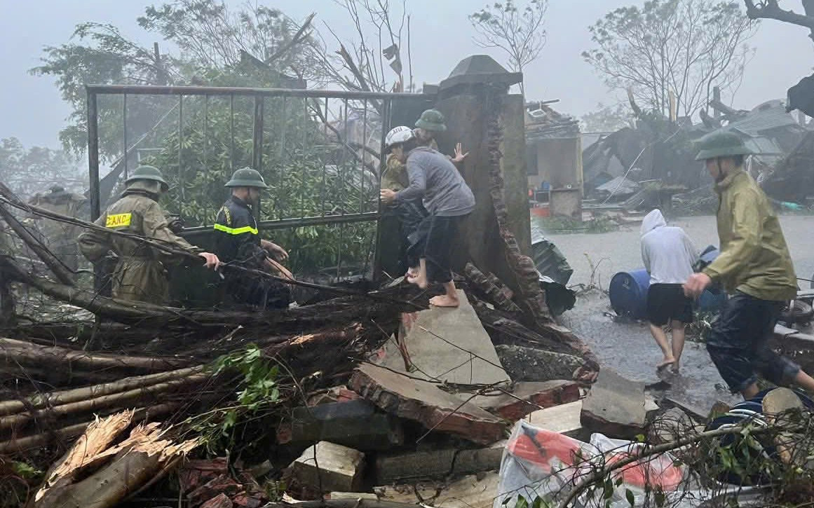 Số người chết do bão số 10 tăng lên 11, 21 người mất tích và mất liên lạc, Thủ tướng chỉ đạo khẩn- Ảnh 1.