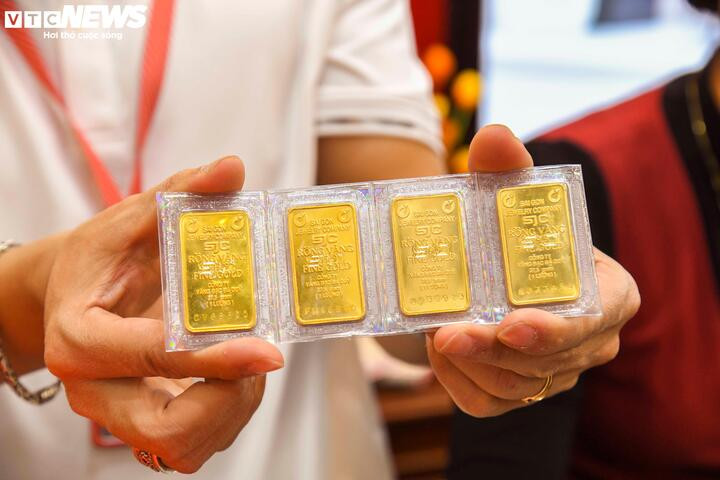 Giá vàng trong nước lần đầu đạt 136 triệu đồng/lượng. (Ảnh: Công Hiếu).