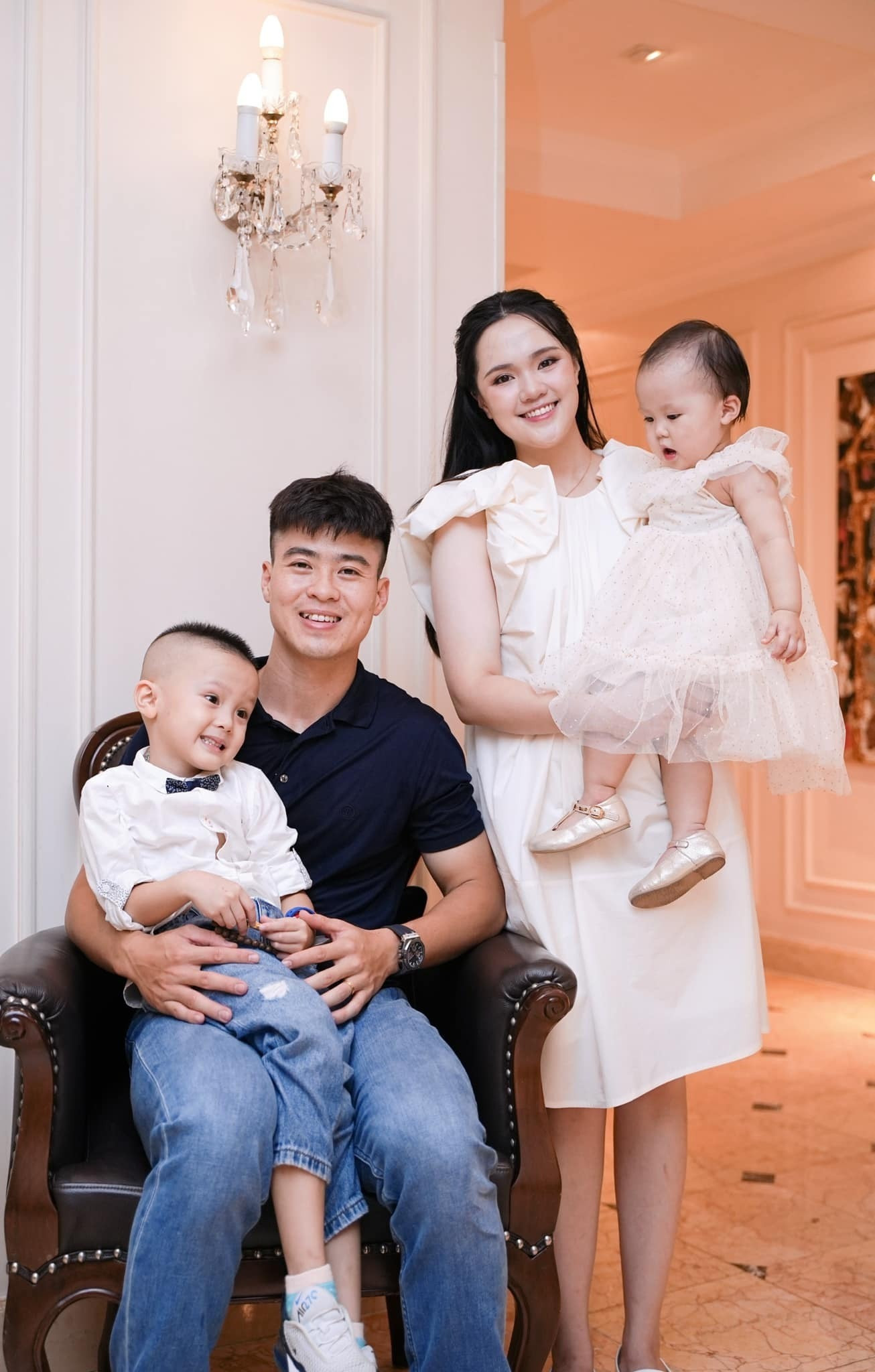 Vợ Đỗ Duy Mạnh lại bị soi ăn mặc lạc quẻ khi hóa quý tộc trong sinh nhật chồng