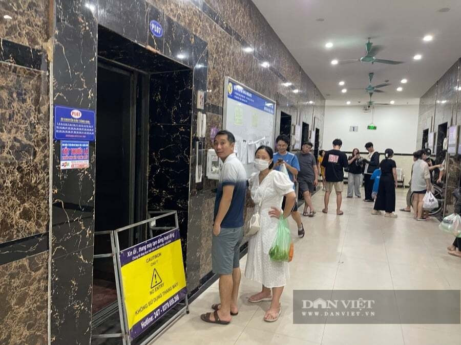 Sự việc khiến 2 thang máy bị hỏng, tạm dừng hoạt động. Ảnh: Gia Khiêm