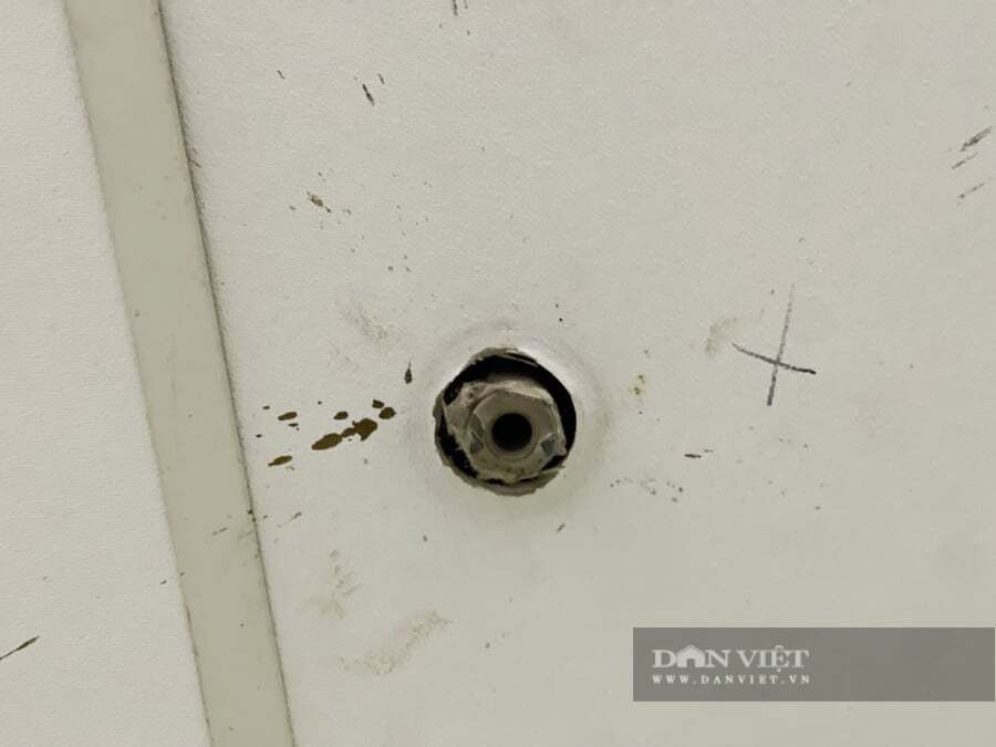 Vòi phun nước PCCC bị hỏng sau sự việc. Ảnh: Gia Khiêm