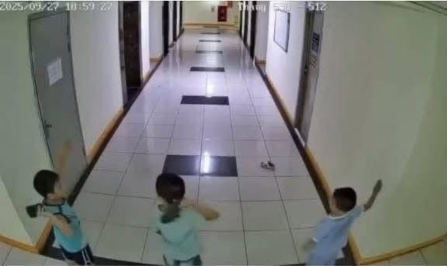 Hình ảnh 3 bé trai ném dép thi làm gãy vòi phun nước cứu hoả khiến 2 thang máy bị hư hỏng.
