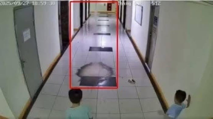 Nước đường ống PCCC chảy xuống sàn hành lang chung cư. Ảnh cắt từ clip