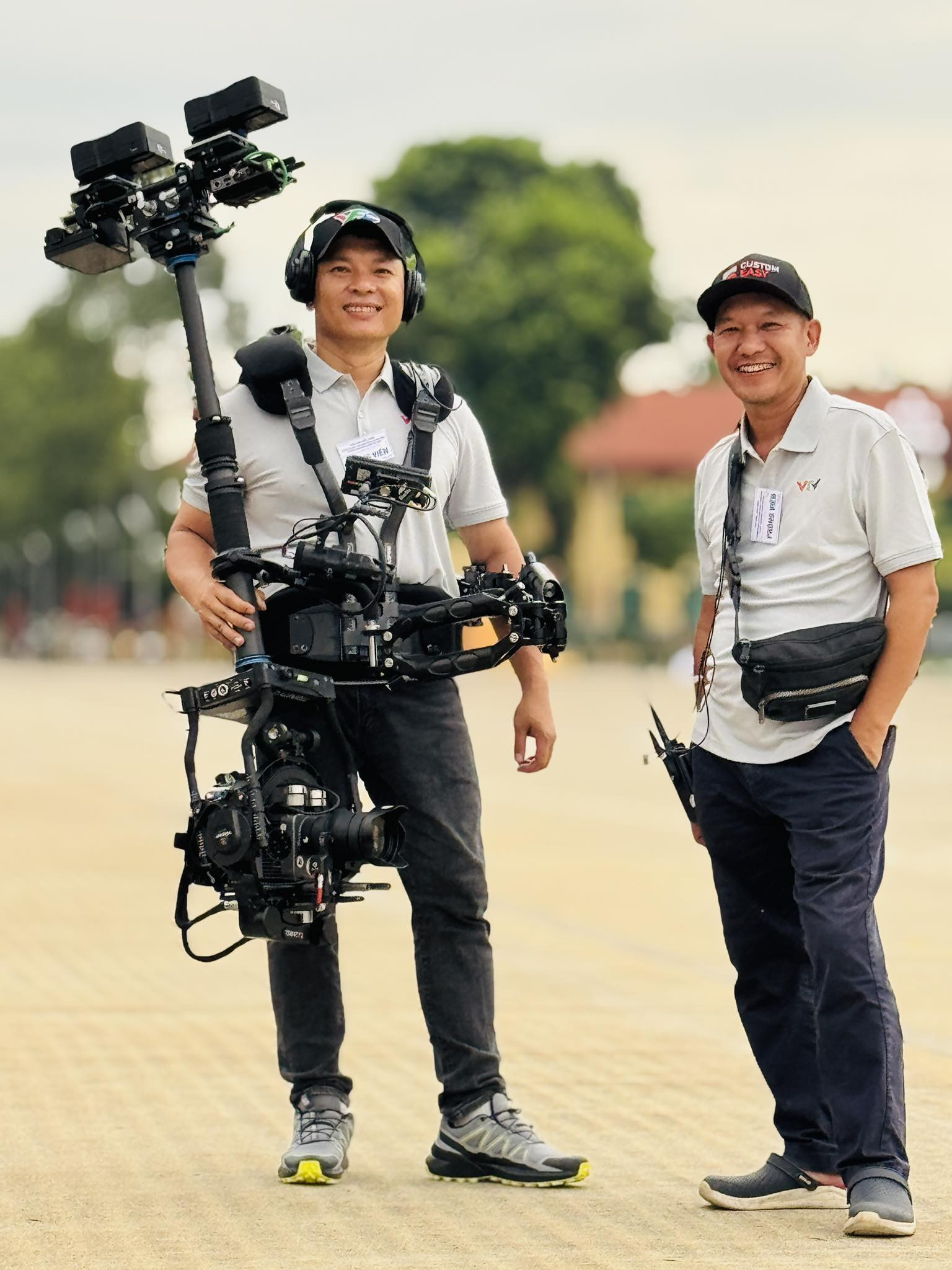 Chân dung quay phim có loạt cus lia mays đỉnh nóc ở lễ diễu binh ngày 29 đang sốt rần rần trên MXH