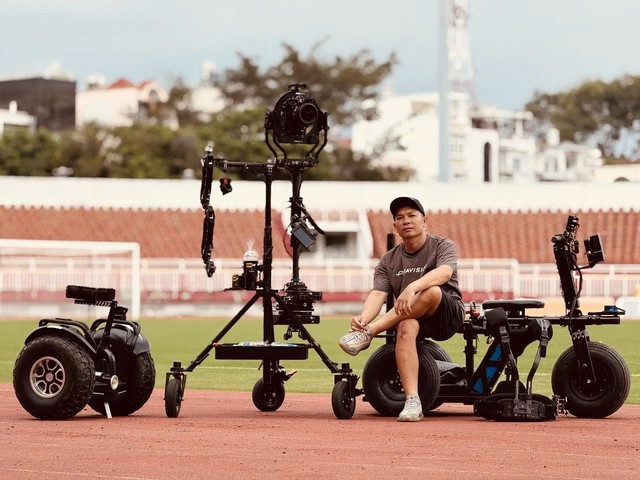 Chân dung quay phim có loạt cus lia mays đỉnh nóc ở lễ diễu binh ngày 29 đang sốt rần rần trên MXH