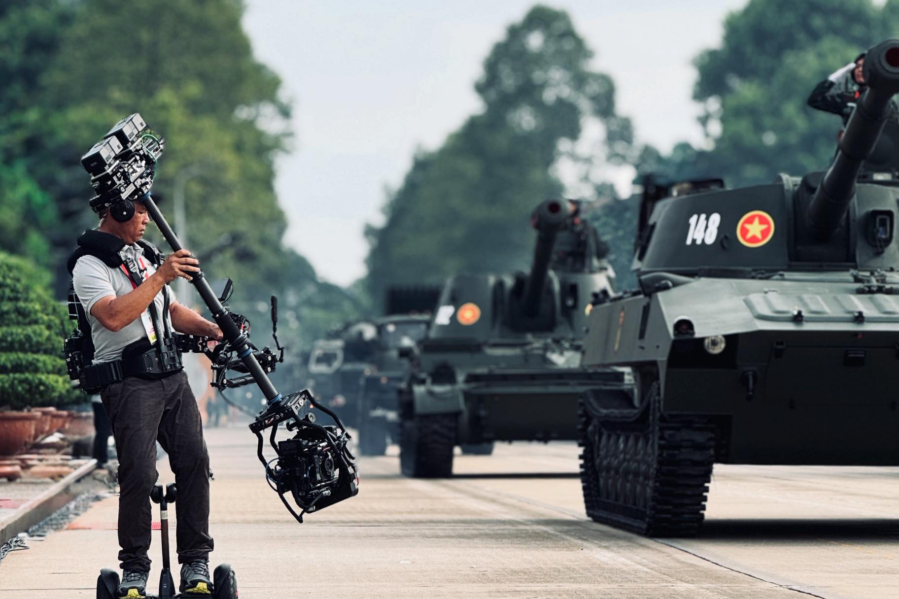 Chân dung quay phim có loạt cus lia mays đỉnh nóc ở lễ diễu binh ngày 29 đang sốt rần rần trên MXH