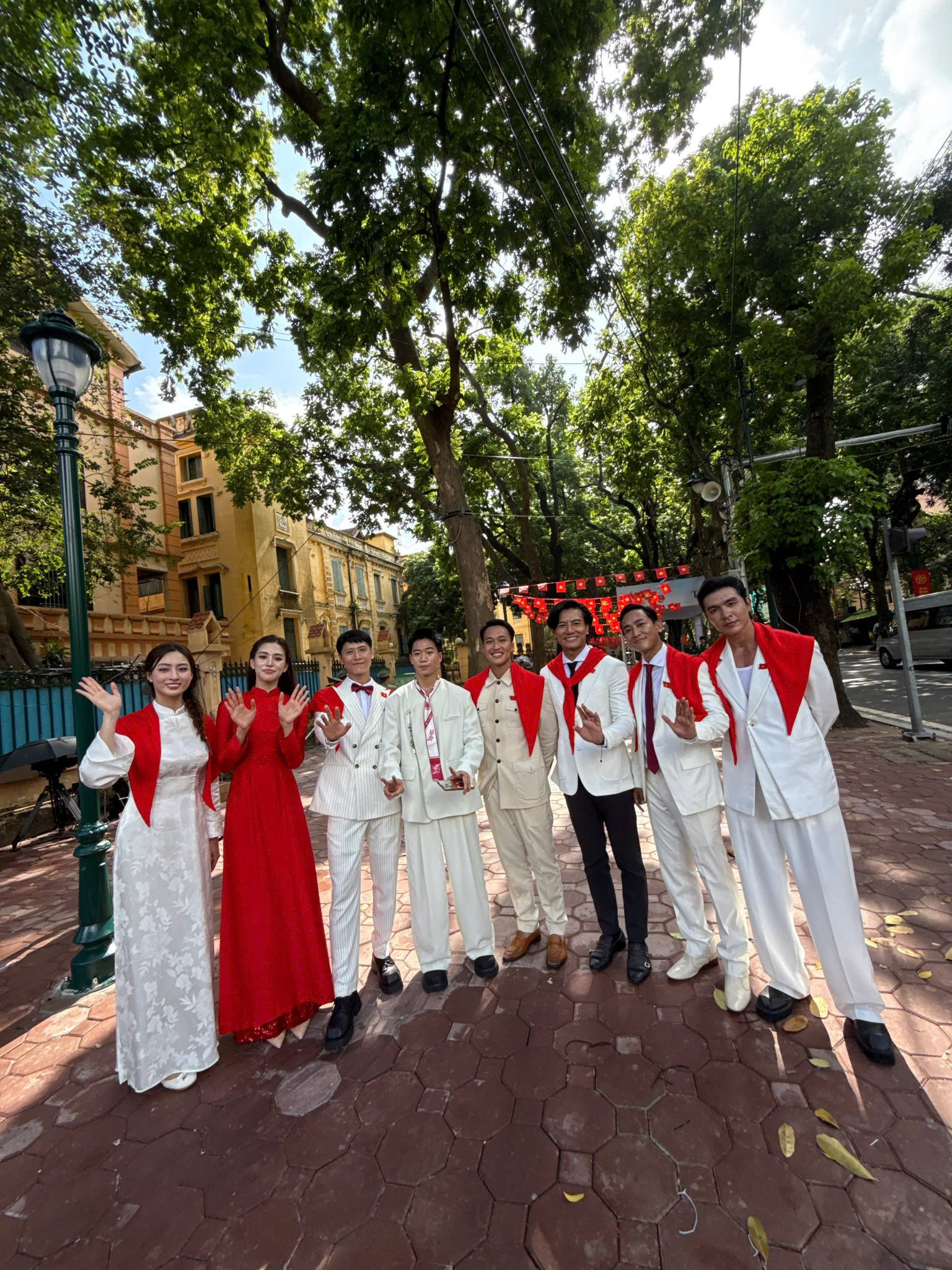 Clip nam chính 'Mưa đỏ' nhìn Lương Thùy Linh tình tứ, gây sốt mạng xã hội - Ảnh 5.