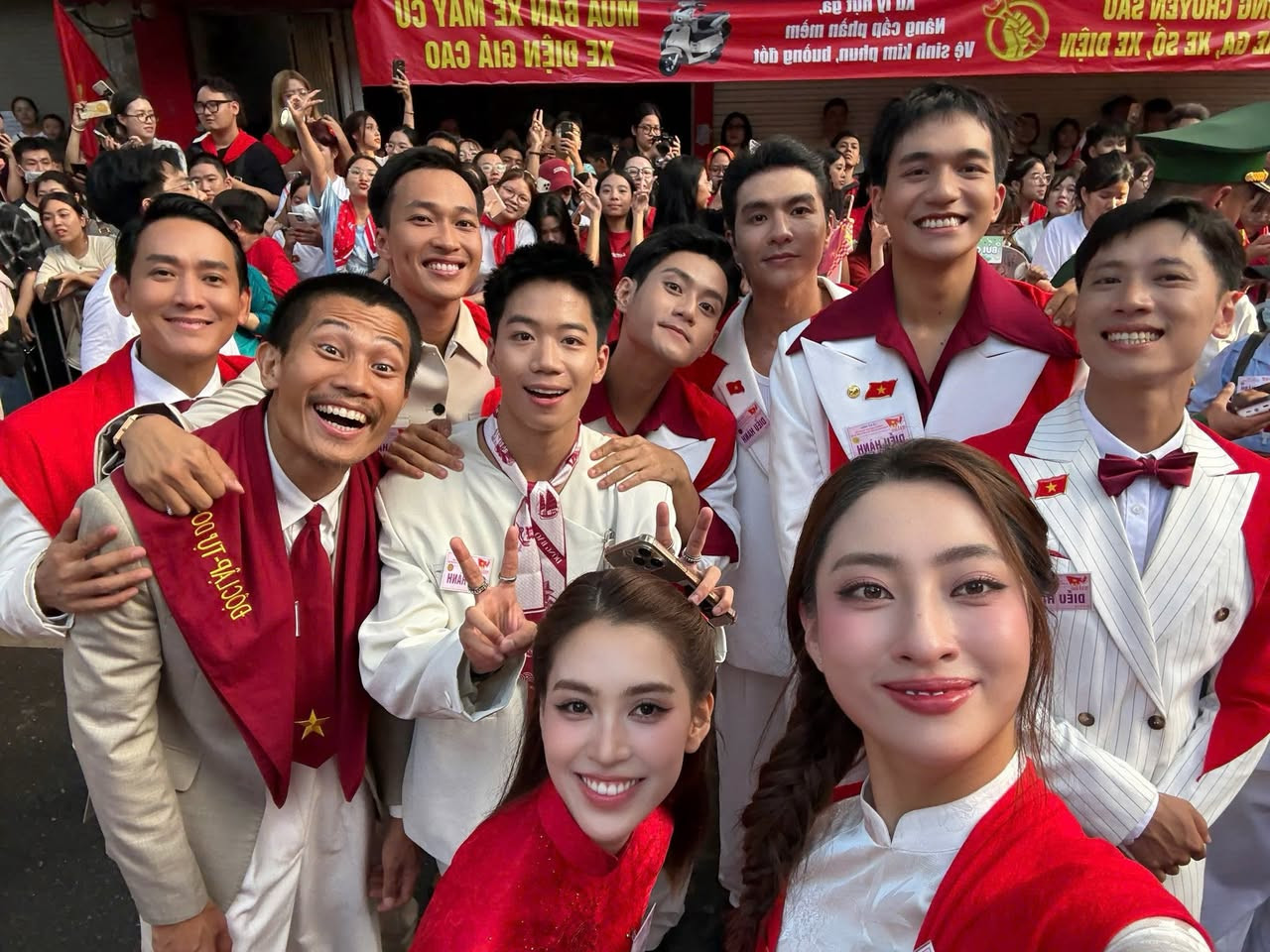 Clip nam chính 'Mưa đỏ' nhìn Lương Thùy Linh tình tứ, gây sốt mạng xã hội - Ảnh 4.