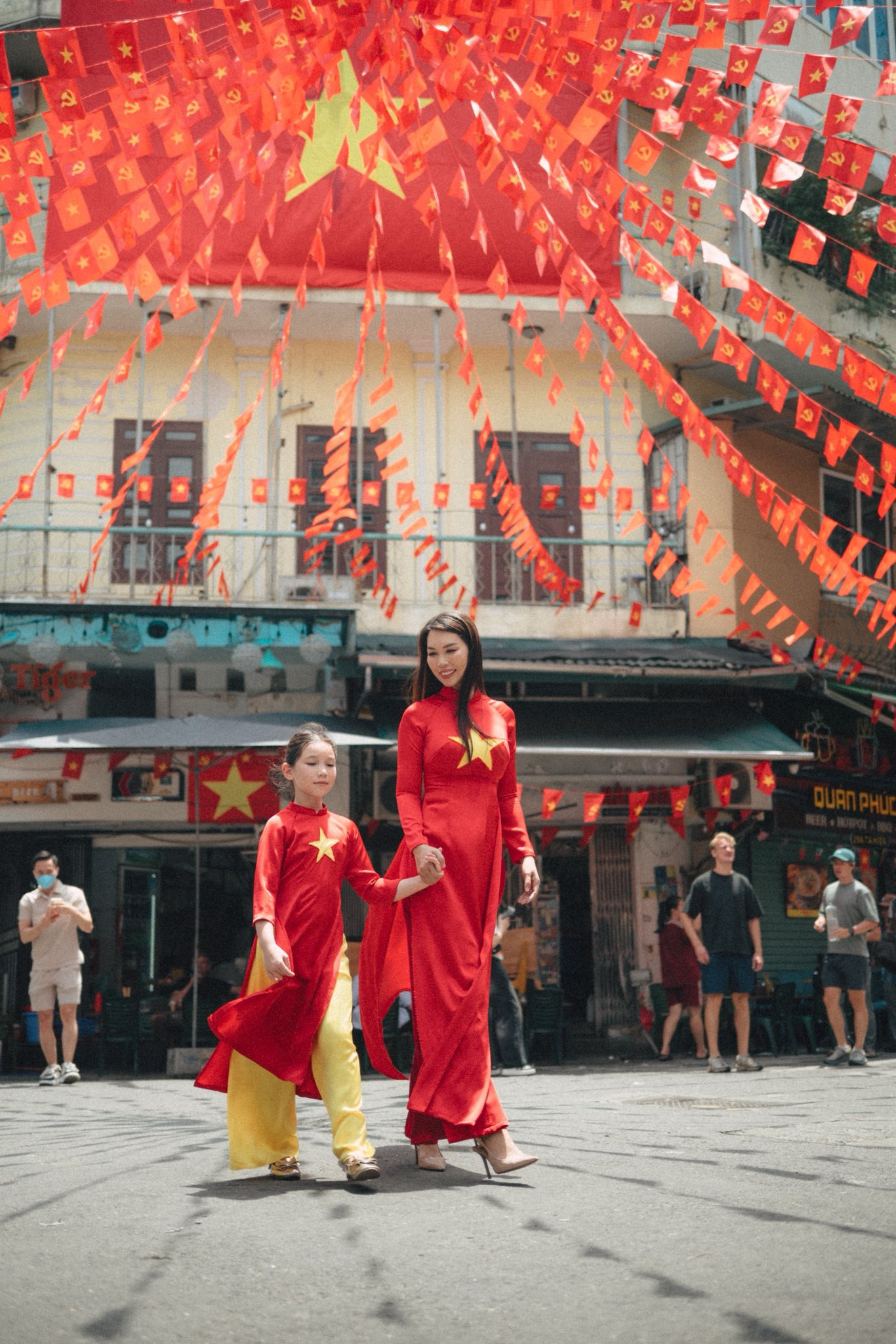 Con gái lai Tây của Hà Anh hanh phúc, hân hoan diện áo dài cờ đỏ sao vàng - Ảnh 6.