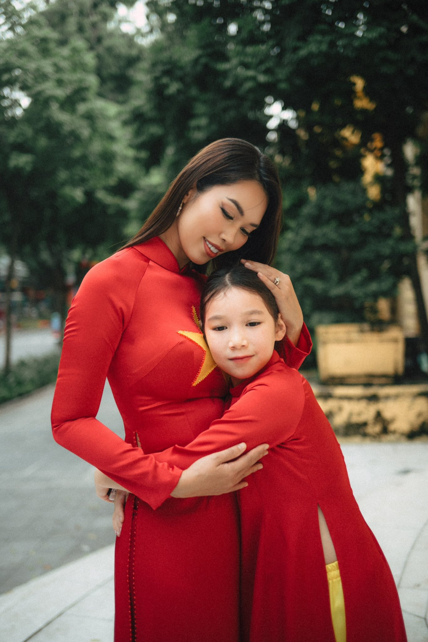 Con gái lai Tây của Hà Anh hanh phúc, hân hoan diện áo dài cờ đỏ sao vàng - Ảnh 3.