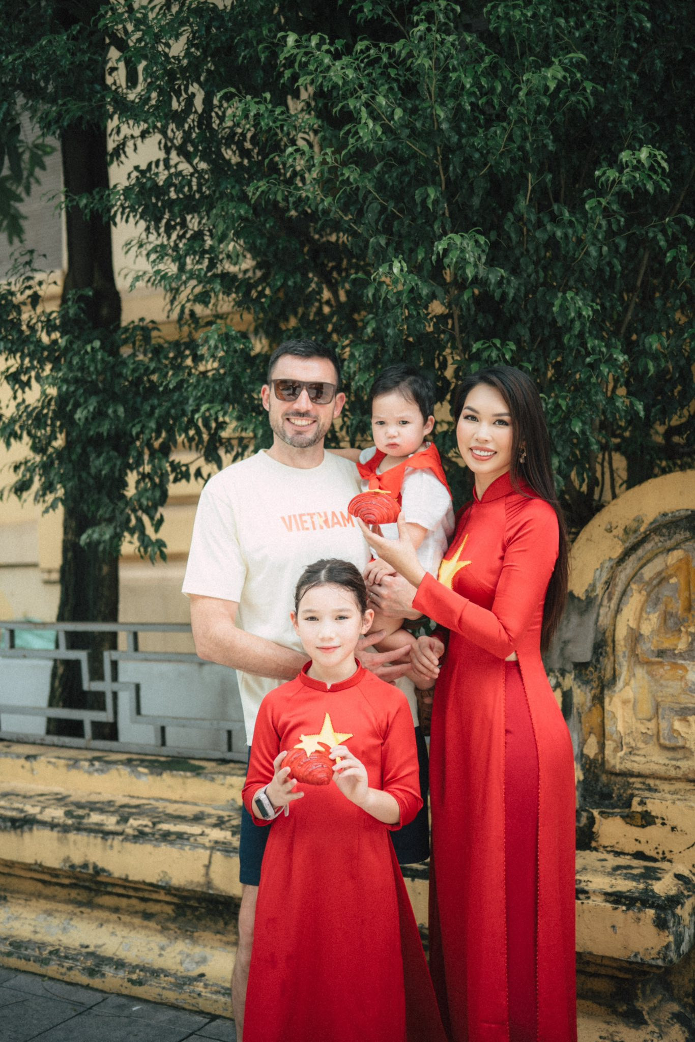 Con gái lai Tây của Hà Anh hanh phúc, hân hoan diện áo dài cờ đỏ sao vàng - Ảnh 7.
