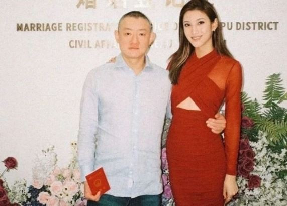 Đại gia 50 tuổi bị mỉa mai khi cưới vợ kém 20 tuổi - Ảnh 1.