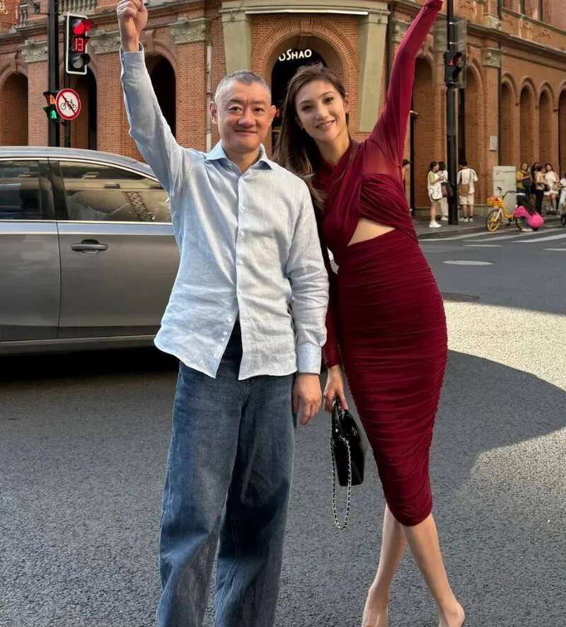 Đại gia 50 tuổi bị mỉa mai khi cưới vợ kém 20 tuổi - Ảnh 2.