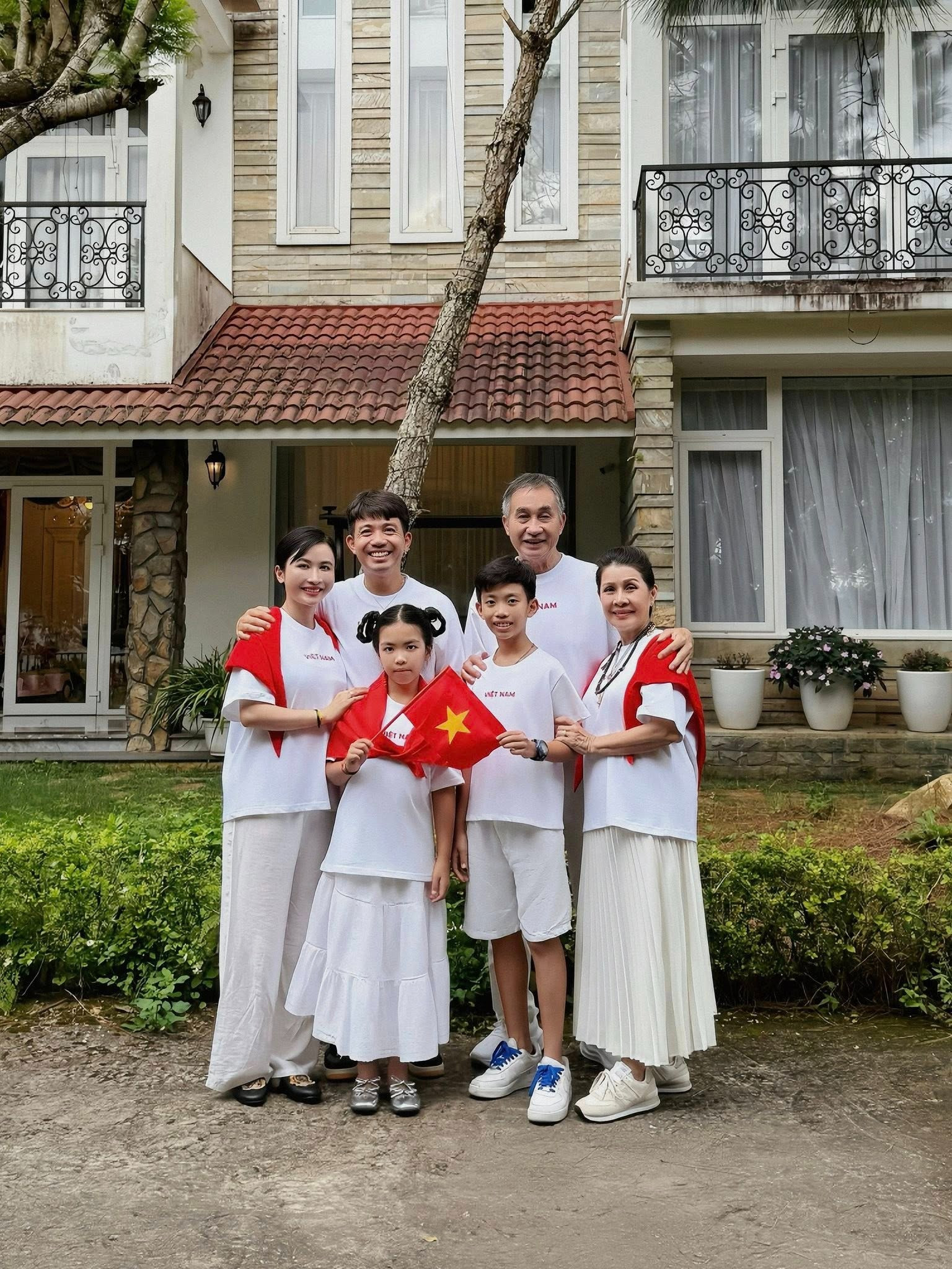 Đại gia đình Minh Nhựa gây sốt với bức ảnh 12 thành viên mừng đại lễ