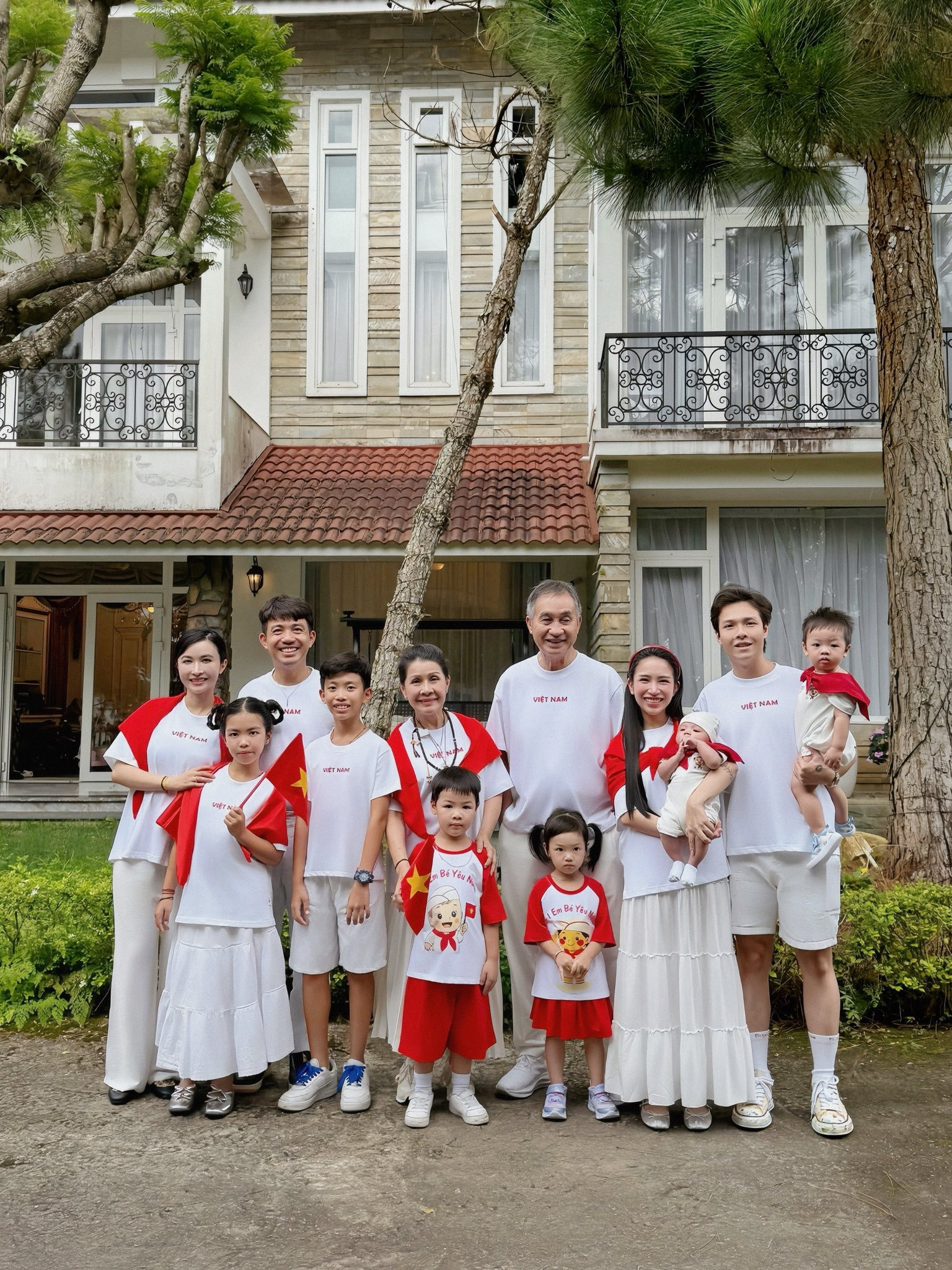 Đại gia đình Minh Nhựa gây sốt với bức ảnh 12 thành viên mừng đại lễ