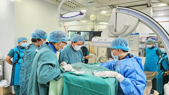 Bác sĩ Bệnh viện Đa khoa Thủ Đức, TP.HCM thực hiện ca phẫu thuật. (Ảnh minh họa)