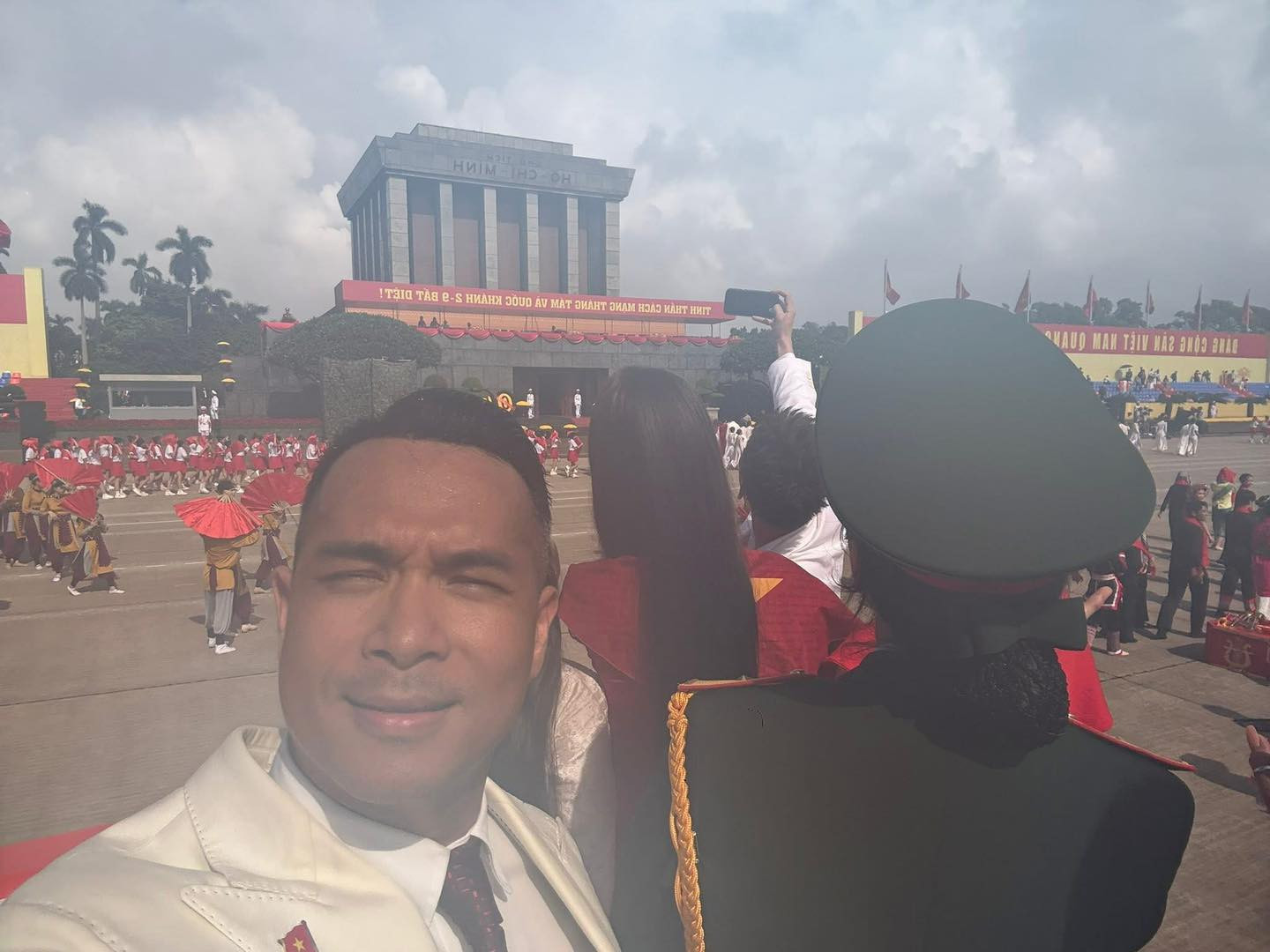 Dở khóc dở cười loạt ảnh selfie kỉ niệm diễu binh của Trương Thế Vinh