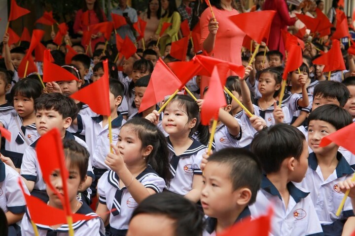 Nhiều trường không nhận hoa ngày khai giảng, mong đổi sang quà cho học sinh