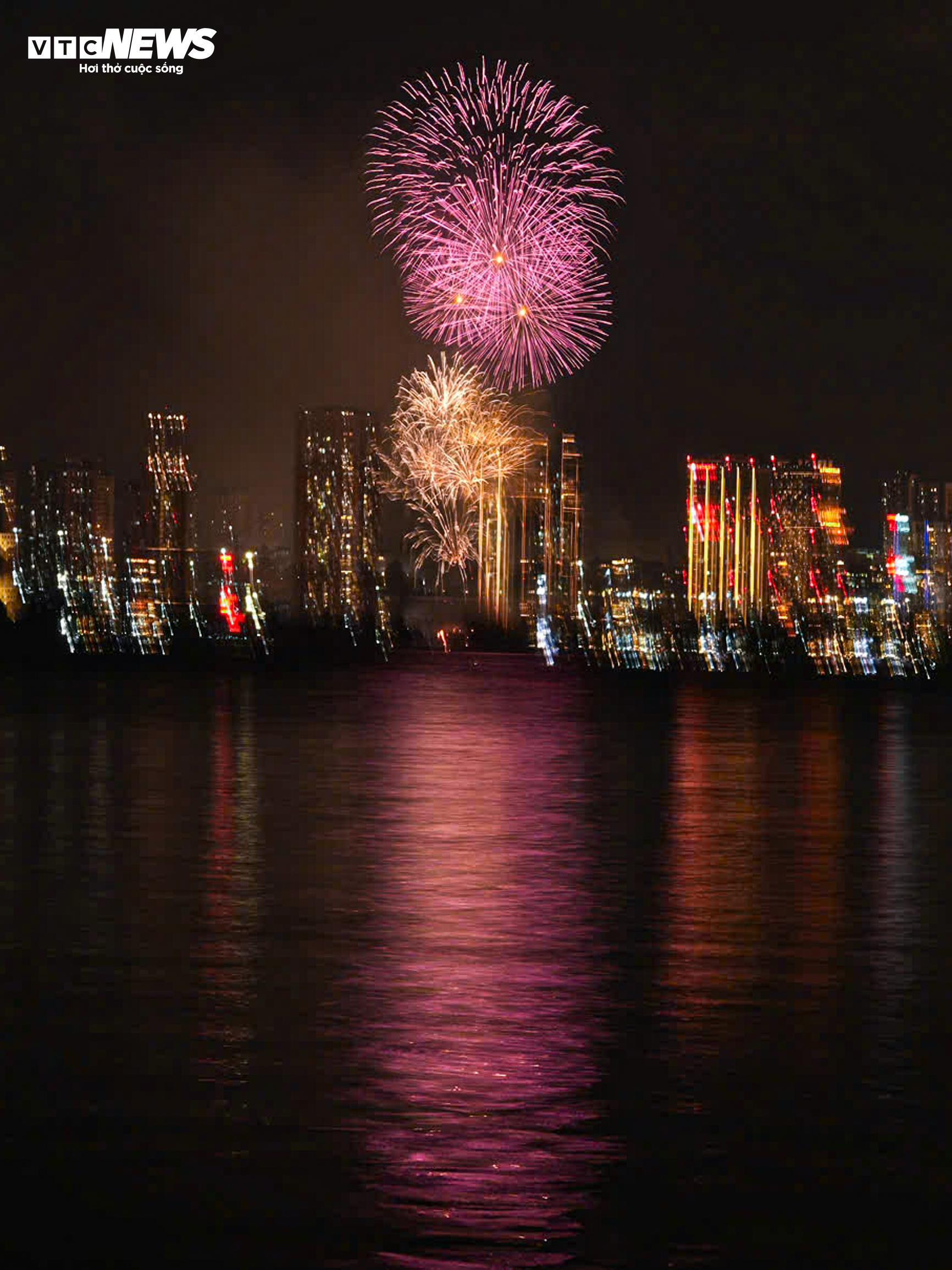 Pháo hoa rực sáng bầu trời Hà Nội, TP.HCM mừng 80 năm Quốc khánh 2/9 - 5
