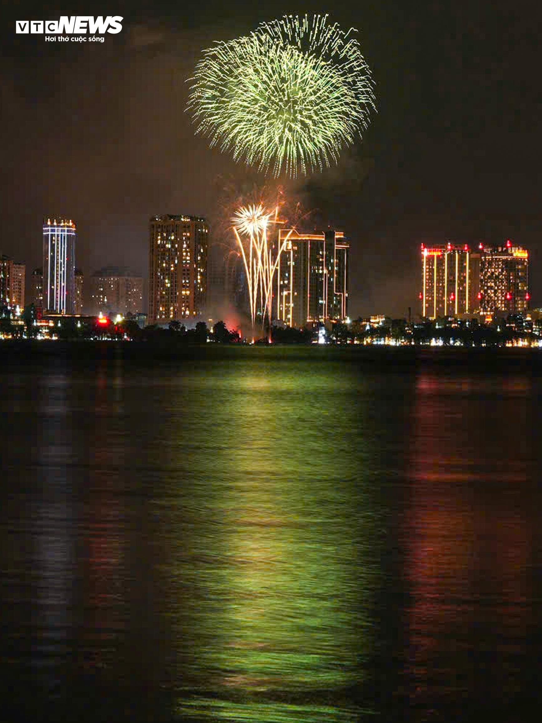 Pháo hoa rực sáng bầu trời Hà Nội, TP.HCM mừng 80 năm Quốc khánh 2/9 - 3