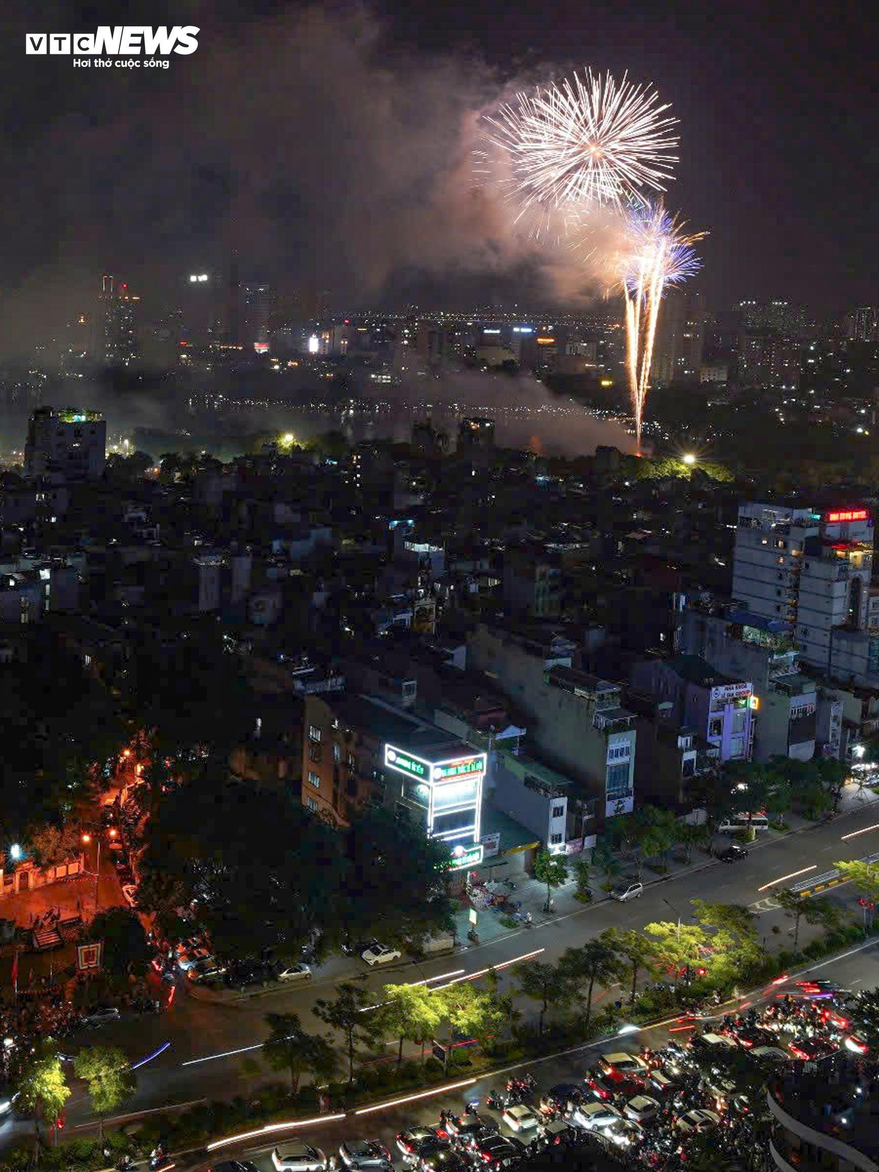 Pháo hoa rực sáng bầu trời Hà Nội, TP.HCM mừng 80 năm Quốc khánh 2/9 - 8