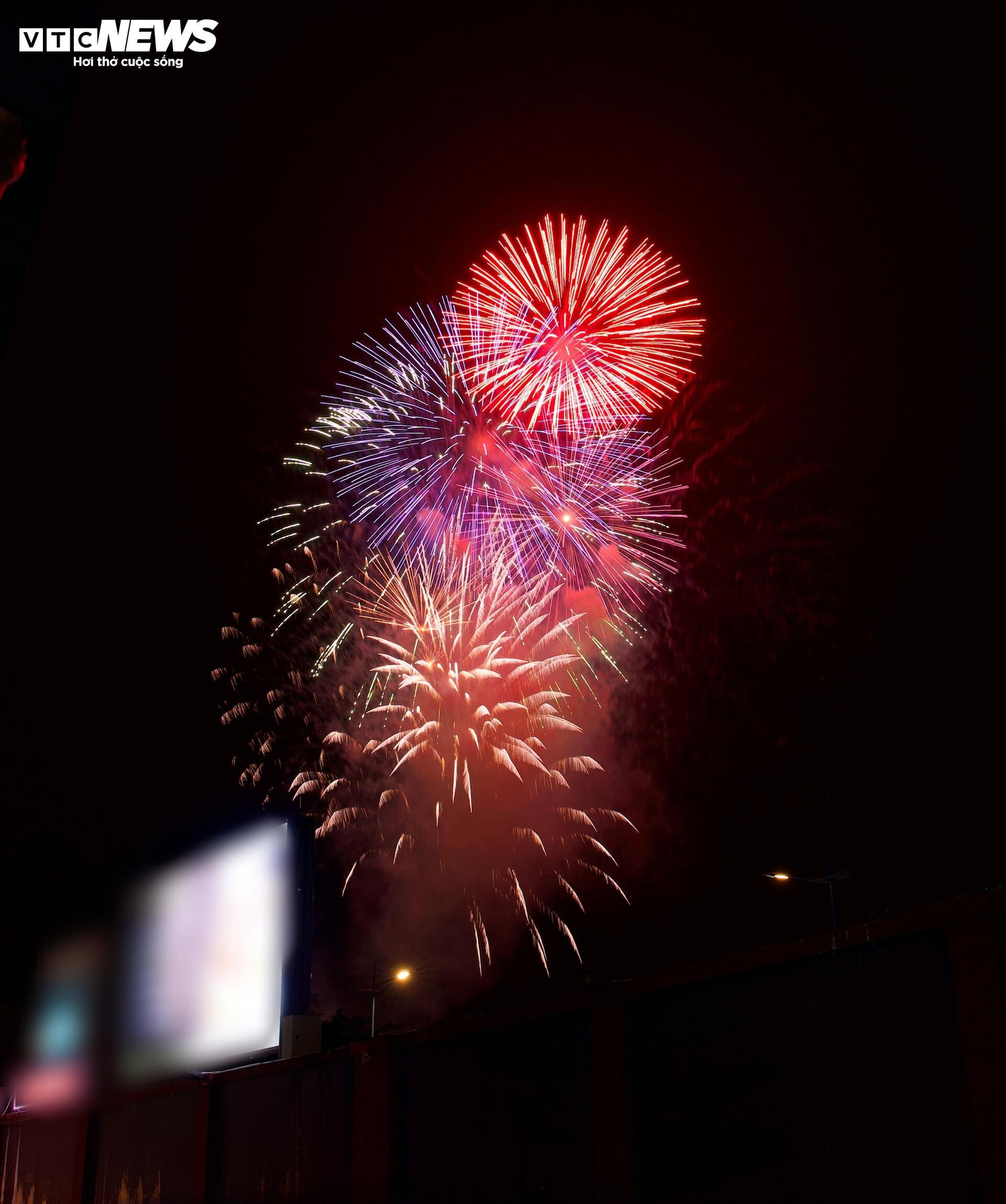 Pháo hoa rực sáng bầu trời Hà Nội, TP.HCM mừng 80 năm Quốc khánh 2/9 - 13