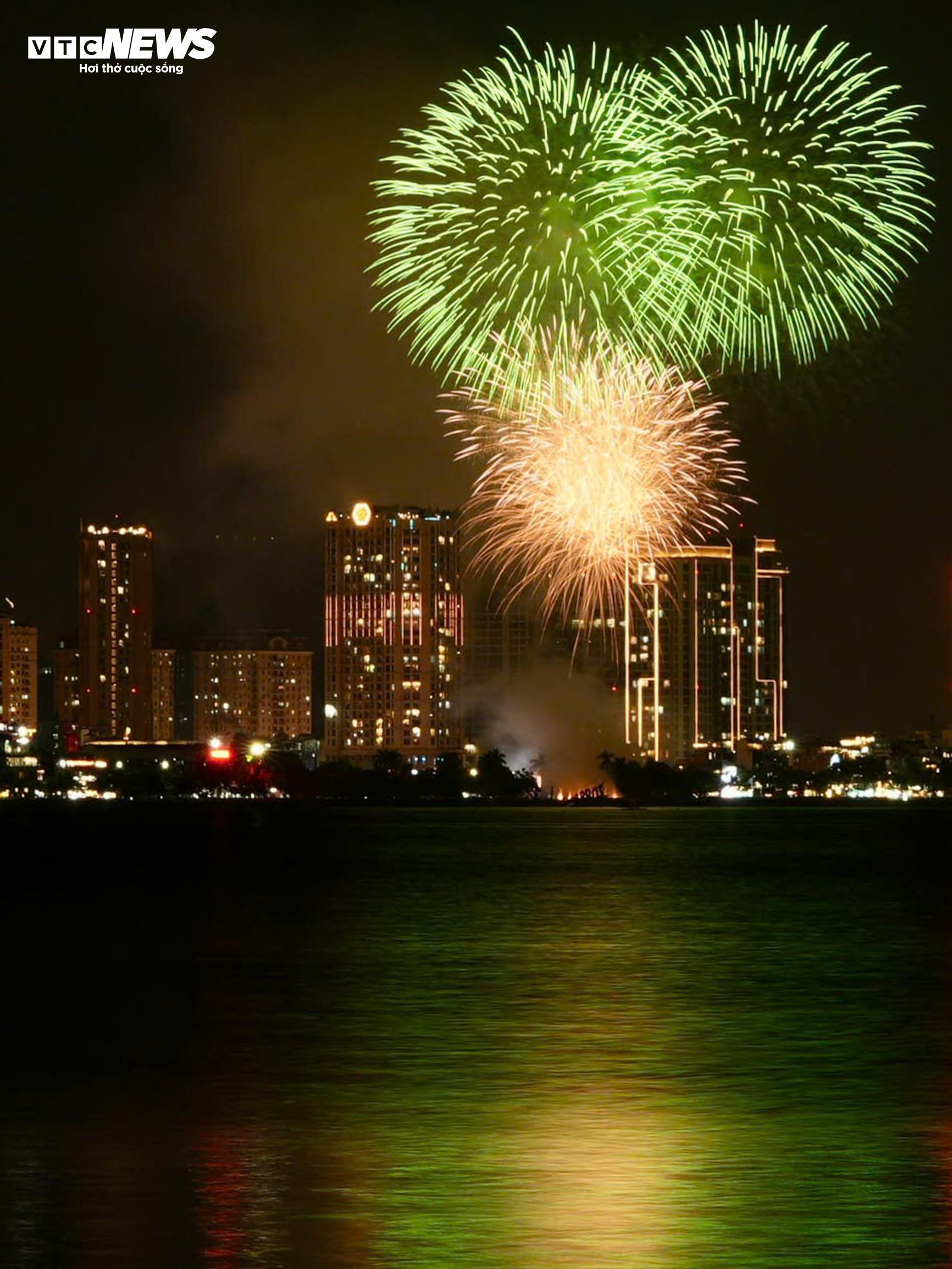 Pháo hoa rực sáng bầu trời Hà Nội, TP.HCM mừng 80 năm Quốc khánh 2/9 - 4