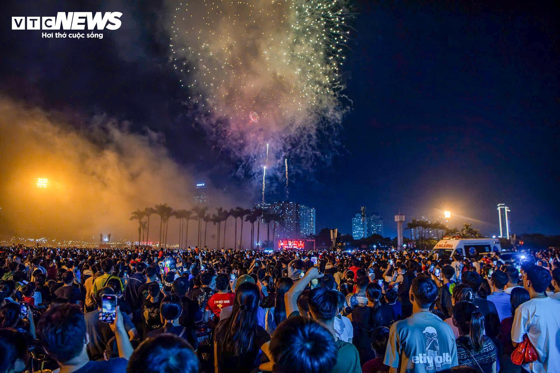 Pháo hoa rực sáng bầu trời Hà Nội, TP.HCM mừng 80 năm Quốc khánh 2/9 - 1