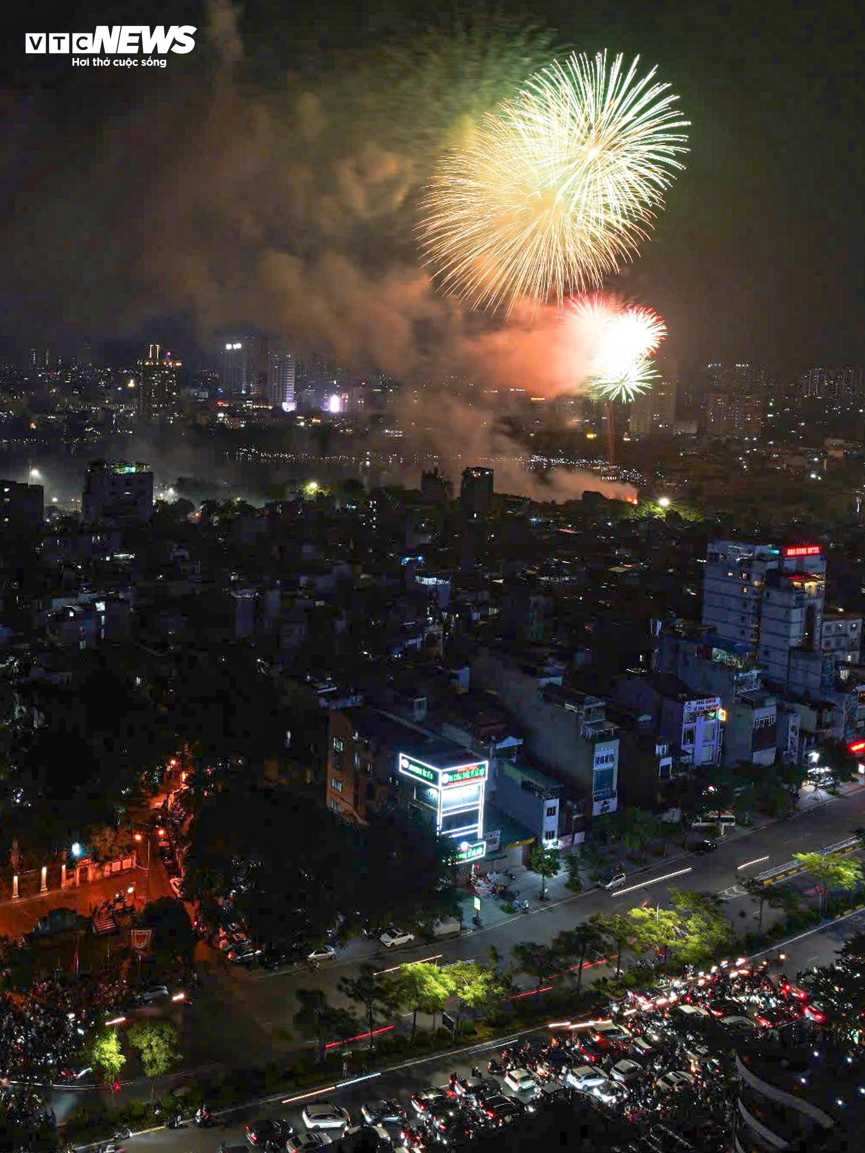 Pháo hoa rực sáng bầu trời Hà Nội, TP.HCM mừng 80 năm Quốc khánh 2/9 - 9