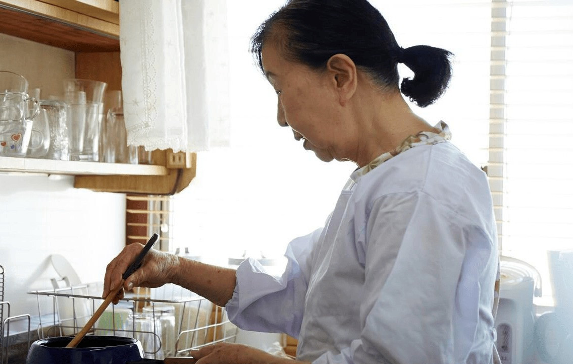 Phát hiện bất ngờ về lương hưu của mẹ chồng khiến tôi phải gửi bà vào viện dưỡng lão - Ảnh 1.