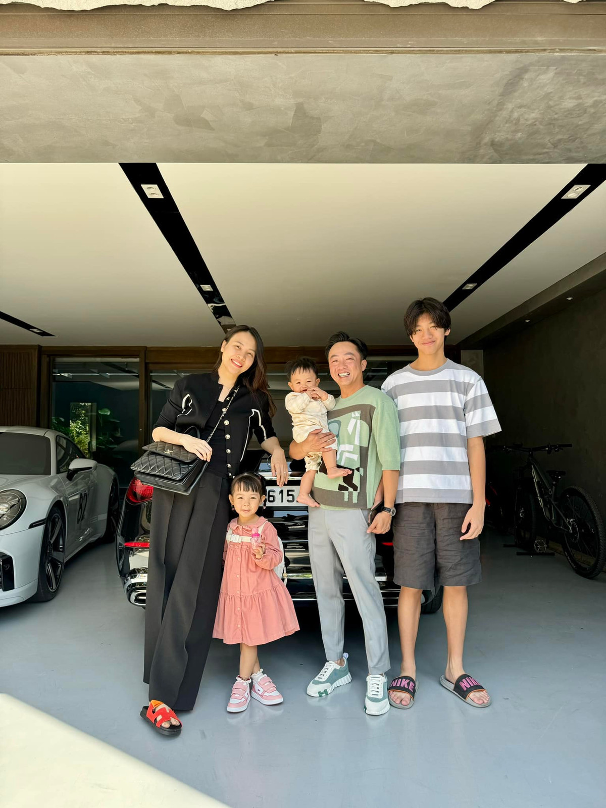 Quý tử 2 tuổi nhà Cường Đô La  Đàm Thu Trang sướng từ bé dát hàng hiệu không kém chị