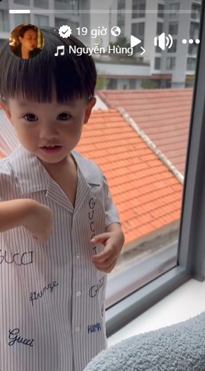 Quý tử 2 tuổi nhà Cường Đô La  Đàm Thu Trang sướng từ bé dát hàng hiệu không kém chị