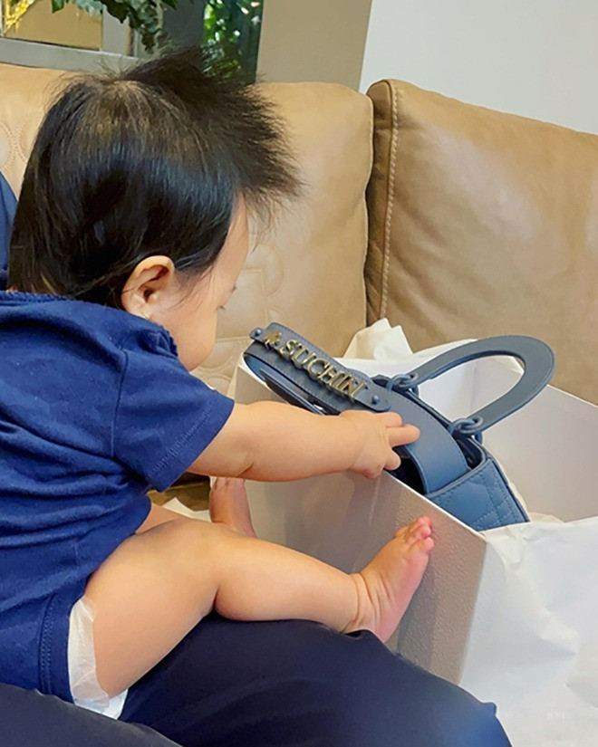 Quý tử 2 tuổi nhà Cường Đô La  Đàm Thu Trang sướng từ bé dát hàng hiệu không kém chị