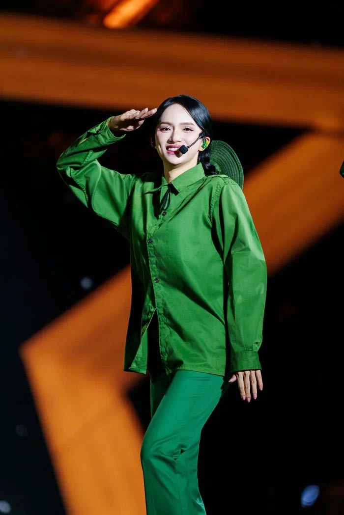 Hoa hậu Hương Giang cùng nhiều nghệ sĩ gửi tiền cứu trợ người dân vùng bão lũ - Ảnh 1.