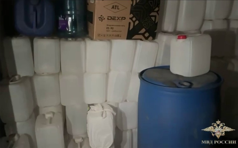 Ít nhất 25 người tử vong sau khi uống chai rượu 1 đô la - Ảnh 2.