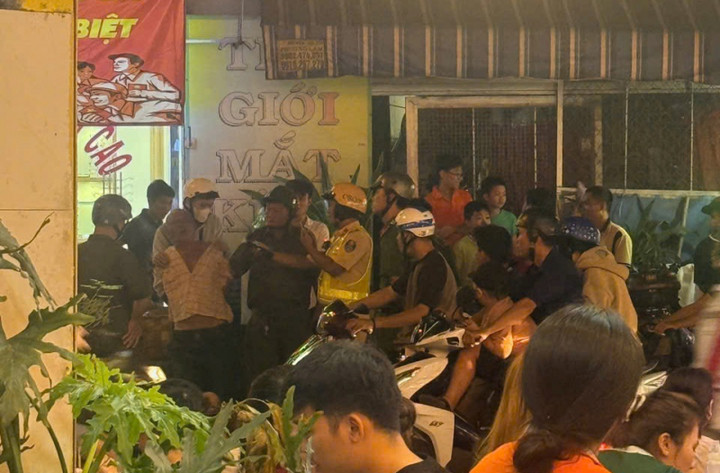 Lực lượng chức năng khống chế người đàn ông say xỉn. (Ảnh: Công an cung cấp)