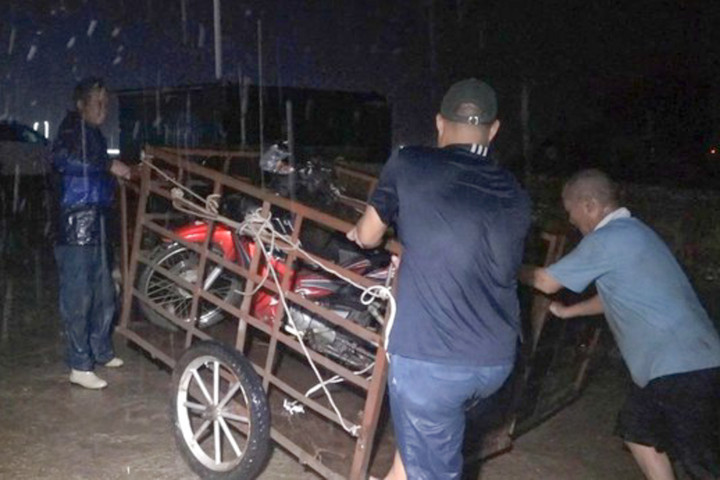 Người dân ở xã Văn Yên, tỉnh Lào Cai sơ tán tài sản trong đêm.