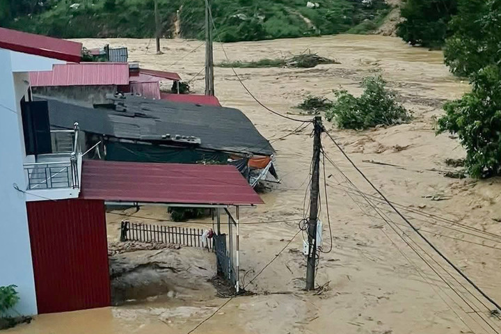 Nhiều hộ dân ở xã Việt Hồng bị cô lập hoàn toàn do nước lũ dâng cao. (Ảnh: Đ.X.)