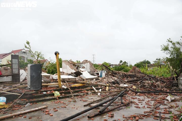 Ngôi nhà của mẹ con chị Sinh tan hoang sau cơn lốc dữ.