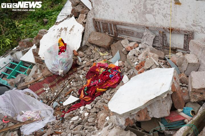 Chiếc giường nơi cụ Sen nằm nhiều năm nay giờ chỉ còn trơ lại giữa đống gạch đá, phủ đầy đất bụi sau trận lốc xoáy.