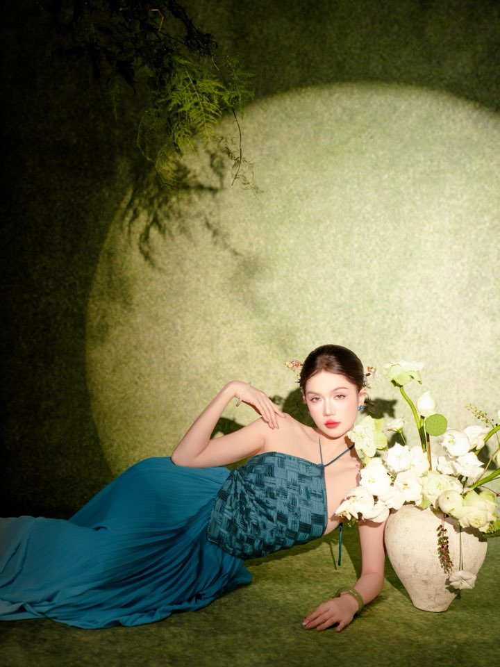 Ngọc Trinh xinh đẹp trong áo yếm lụa đào , phong cách thời trang nổi bật - Ảnh 7.