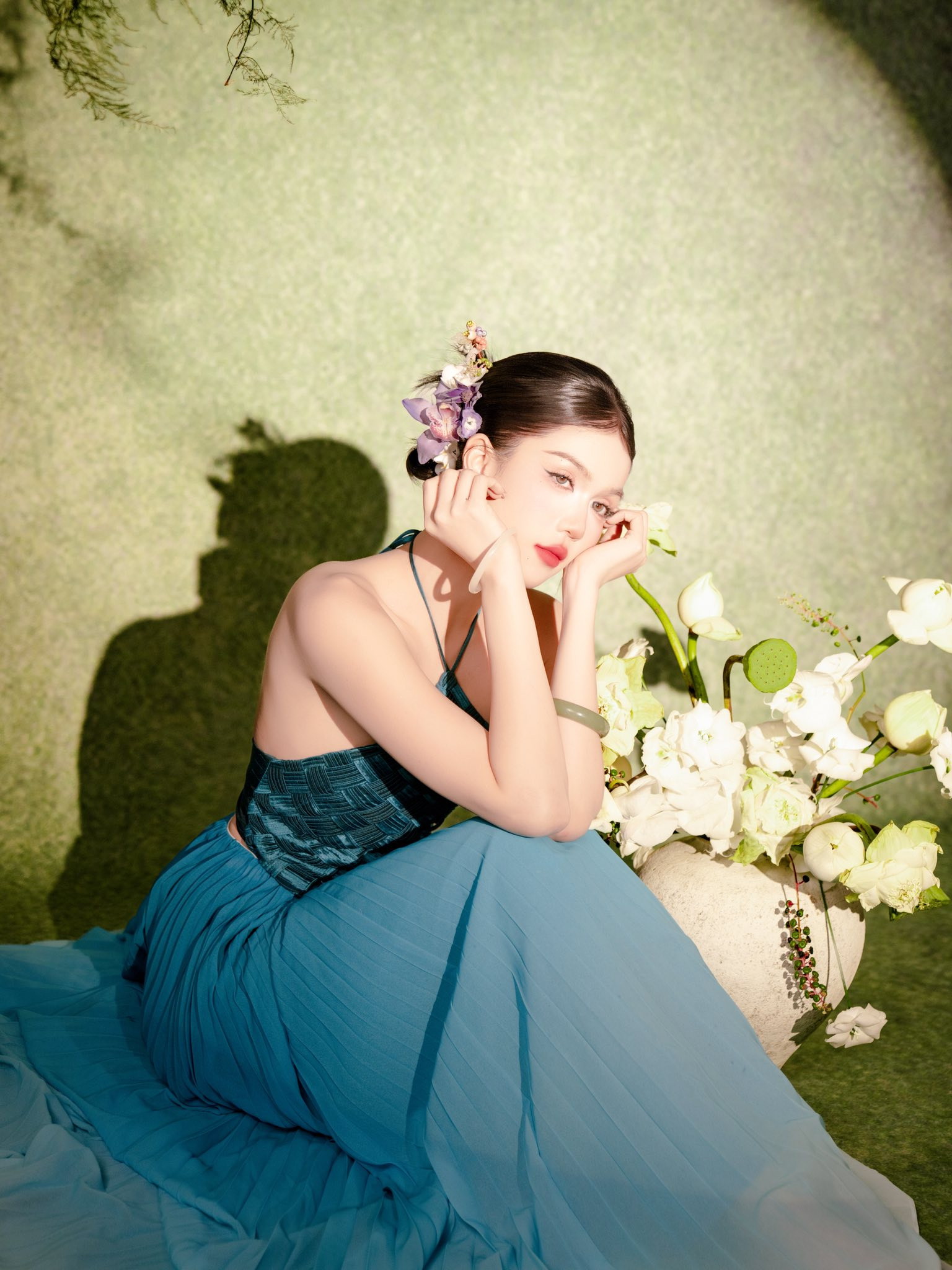 Ngọc Trinh xinh đẹp trong áo yếm lụa đào , phong cách thời trang nổi bật - Ảnh 3.