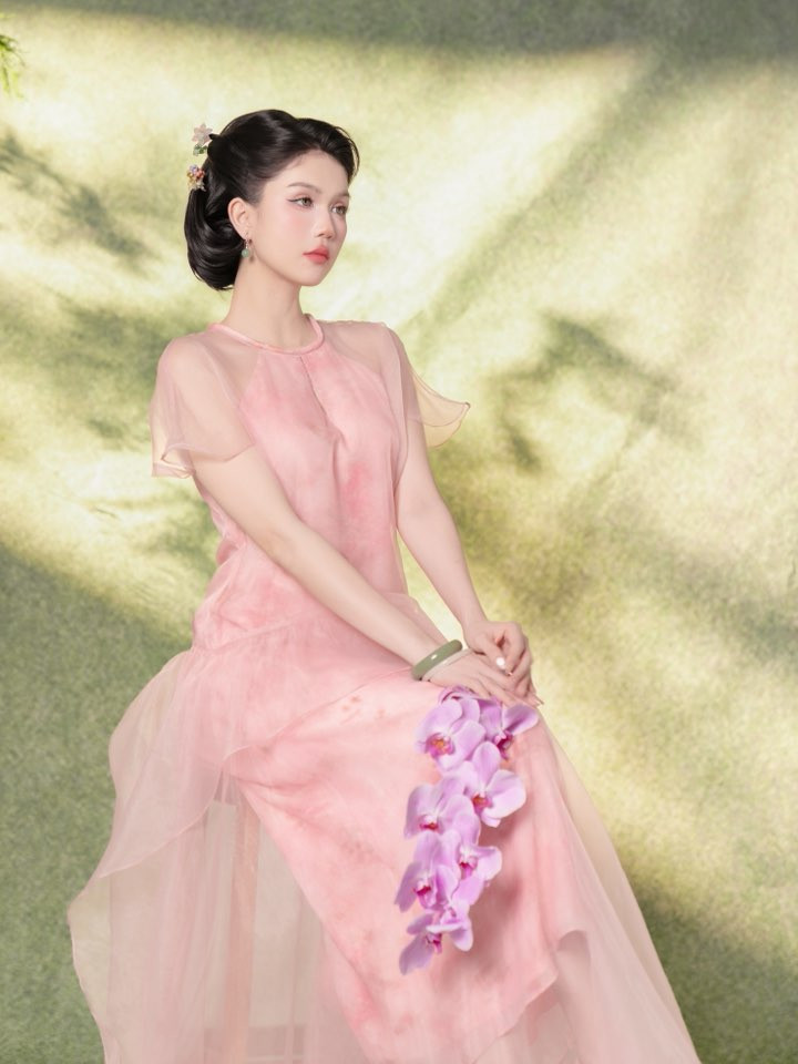 Ngọc Trinh xinh đẹp trong áo yếm lụa đào , phong cách thời trang nổi bật - Ảnh 13.