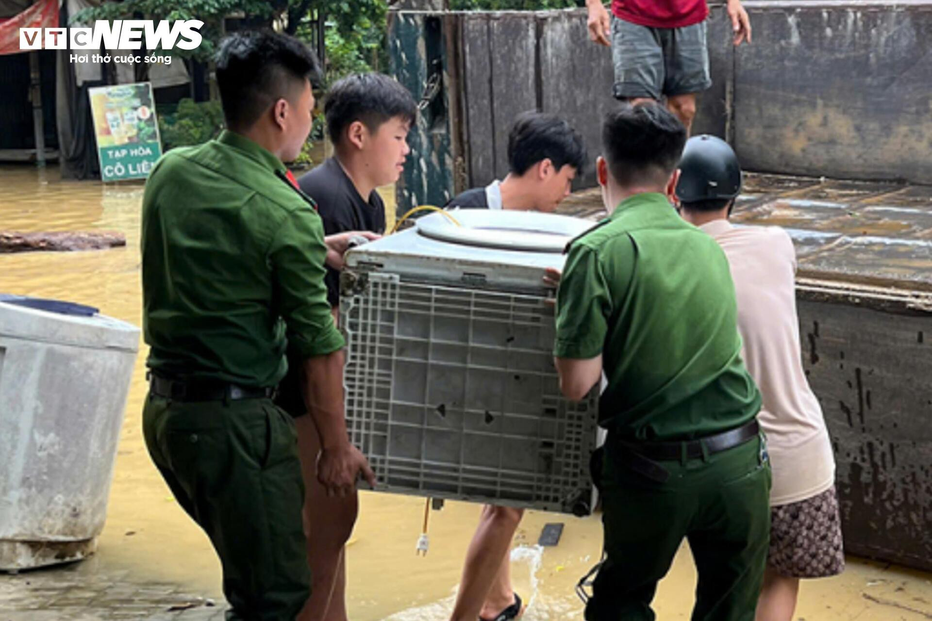 Nước lũ sông Hồng tràn vào nhà dân, ngập tới nóc tầng 1 - 12