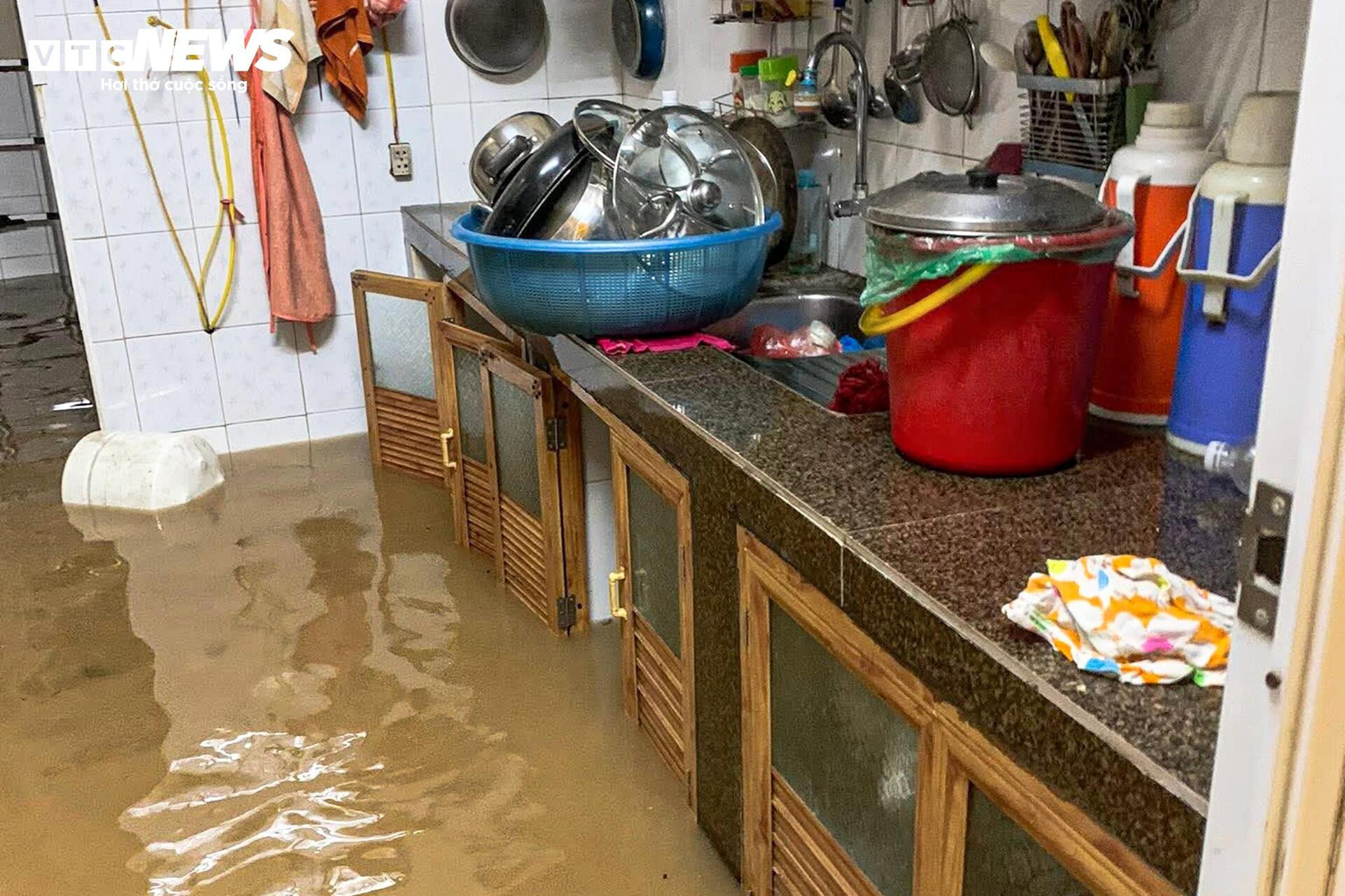 Nước lũ sông Hồng tràn vào nhà dân, ngập tới nóc tầng 1 - 4