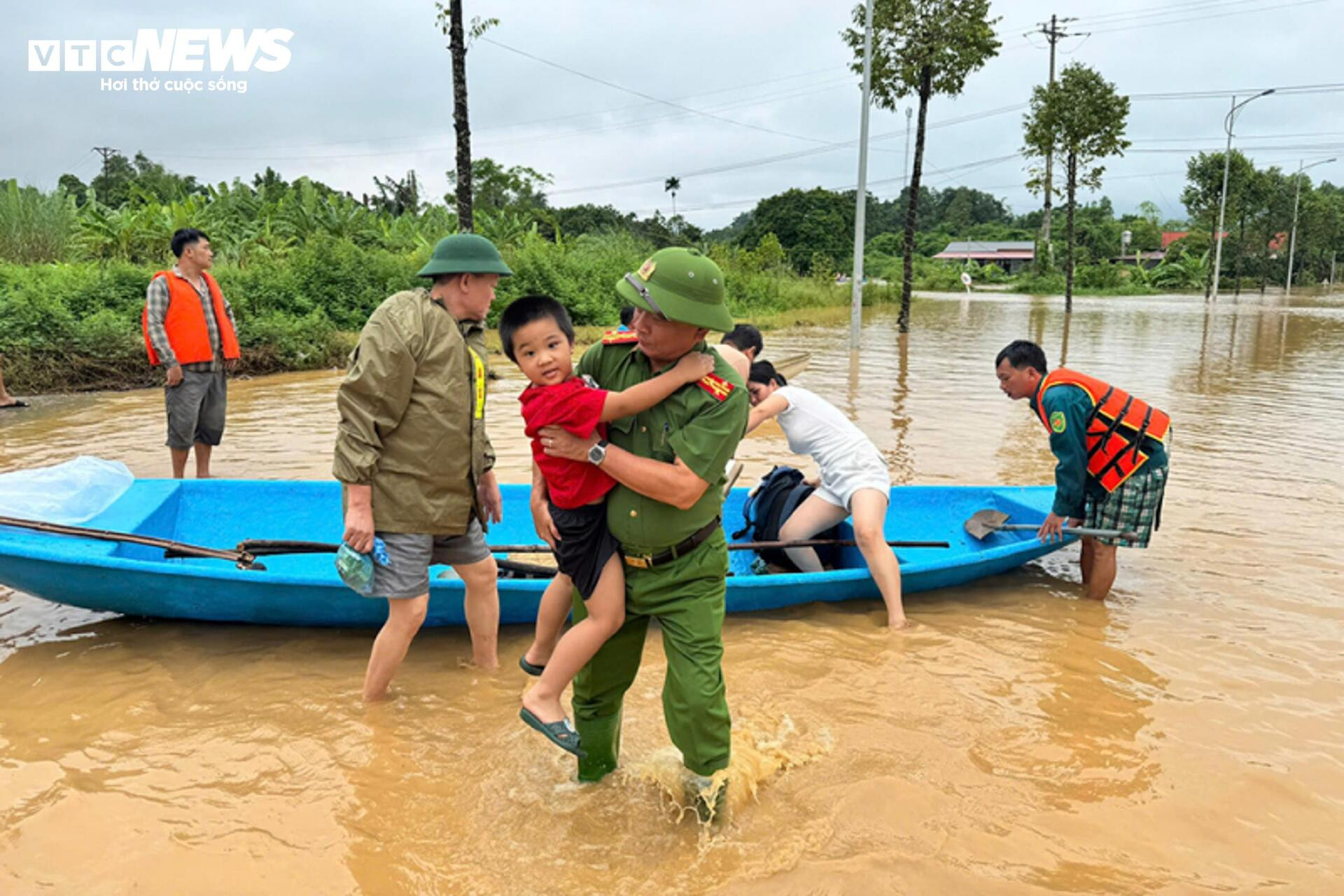 Nước lũ sông Hồng tràn vào nhà dân, ngập tới nóc tầng 1 - 11