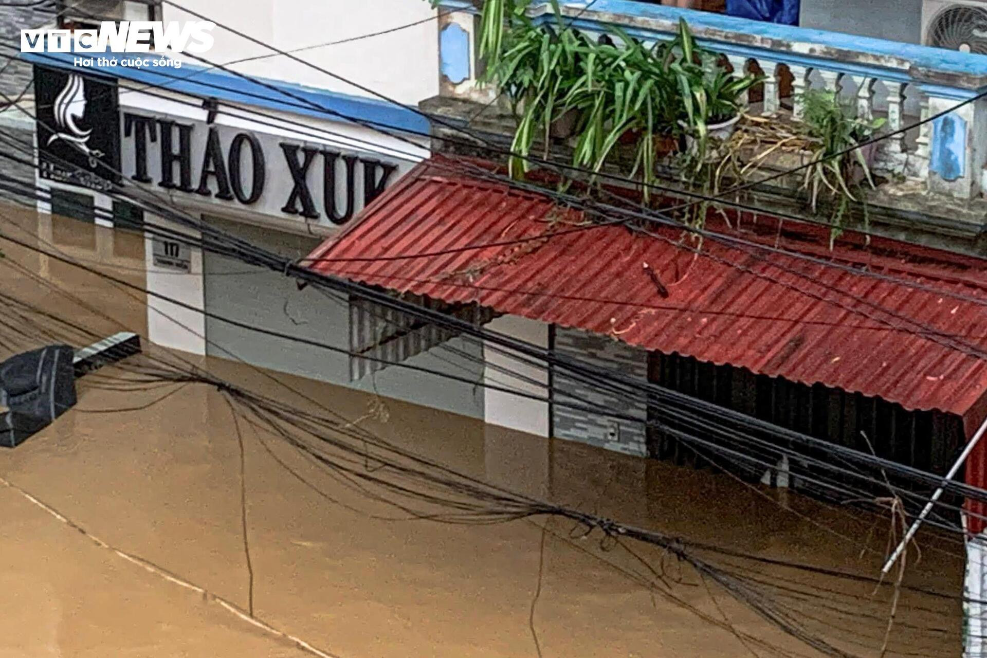 Nước lũ sông Hồng tràn vào nhà dân, ngập tới nóc tầng 1 - 8