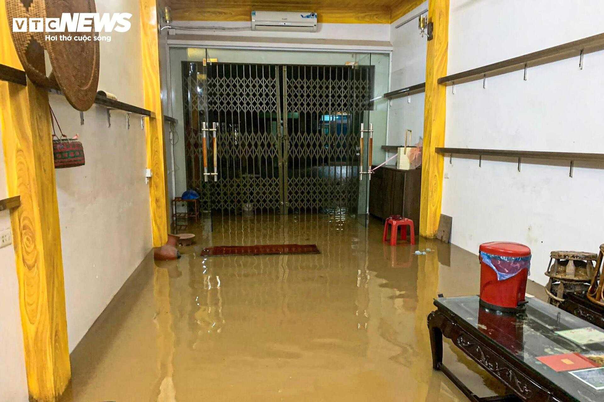 Nước lũ sông Hồng tràn vào nhà dân, ngập tới nóc tầng 1 - 5