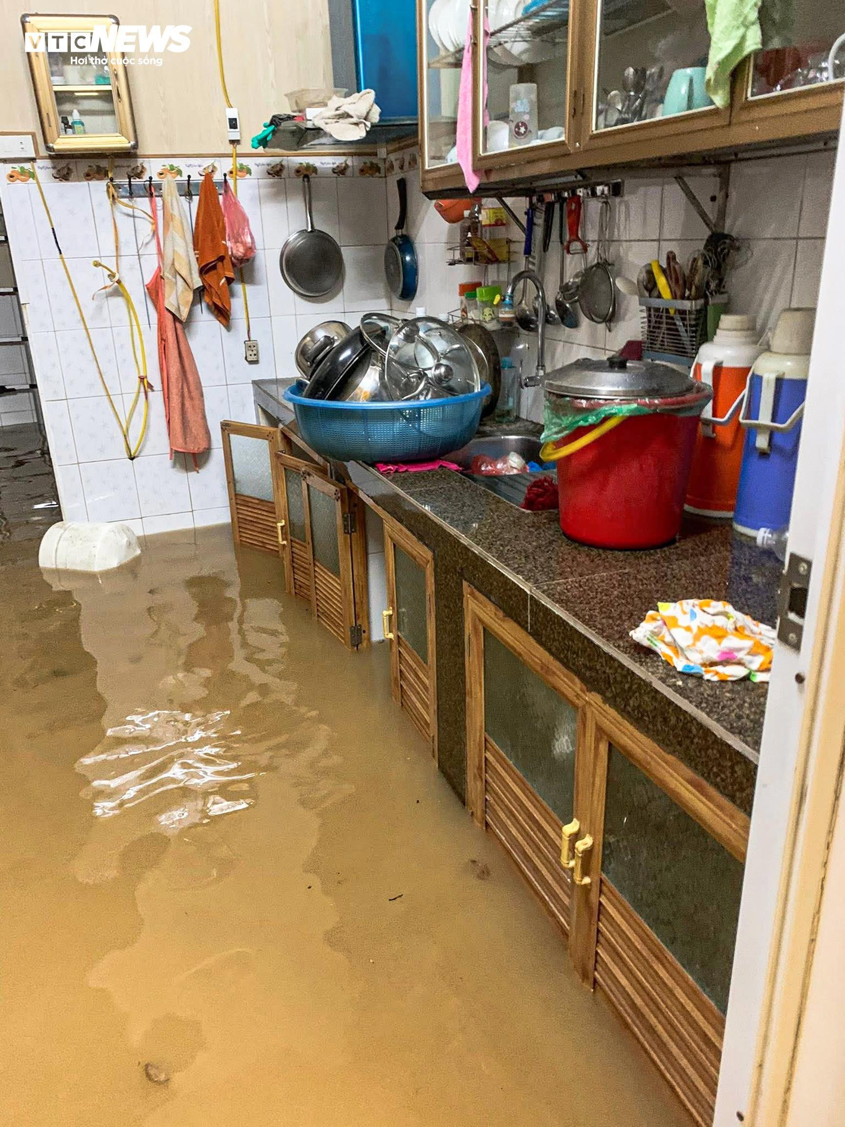 Nước lũ sông Hồng tràn vào nhà dân, ngập tới nóc tầng 1 - 2